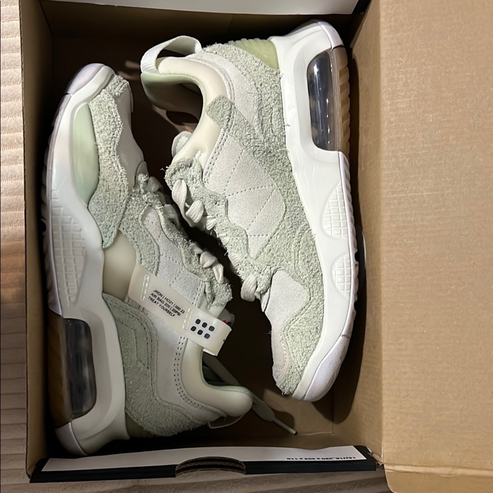 Nike Youth boys 4 or Women's 5.5 Honeydew Jordan “inspire”